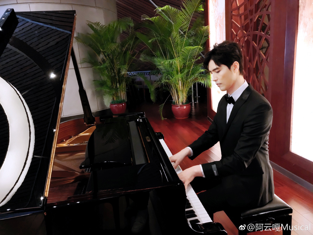 乌兰图雅的眼睛好丑怎么回事(乌兰图雅是近视眼吗?) 乌兰图雅的眼睛好丑怎么回事(乌兰图雅是近视眼吗?)