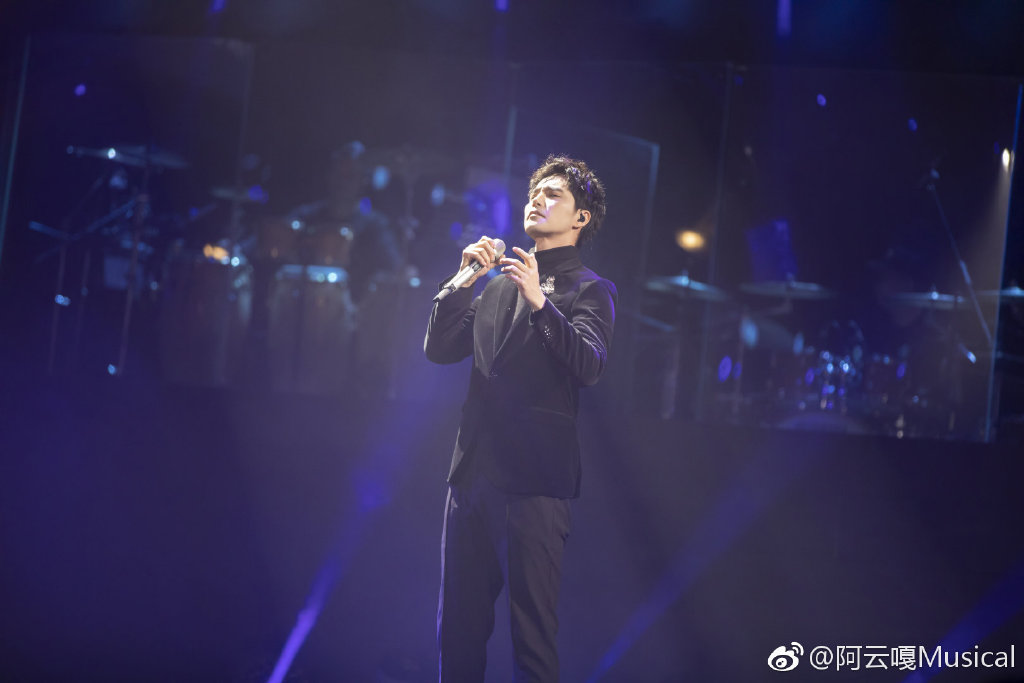 乌兰图雅的眼睛好丑怎么回事(乌兰图雅是近视眼吗?) 乌兰图雅的眼睛好丑怎么回事(乌兰图雅是近视眼吗?)