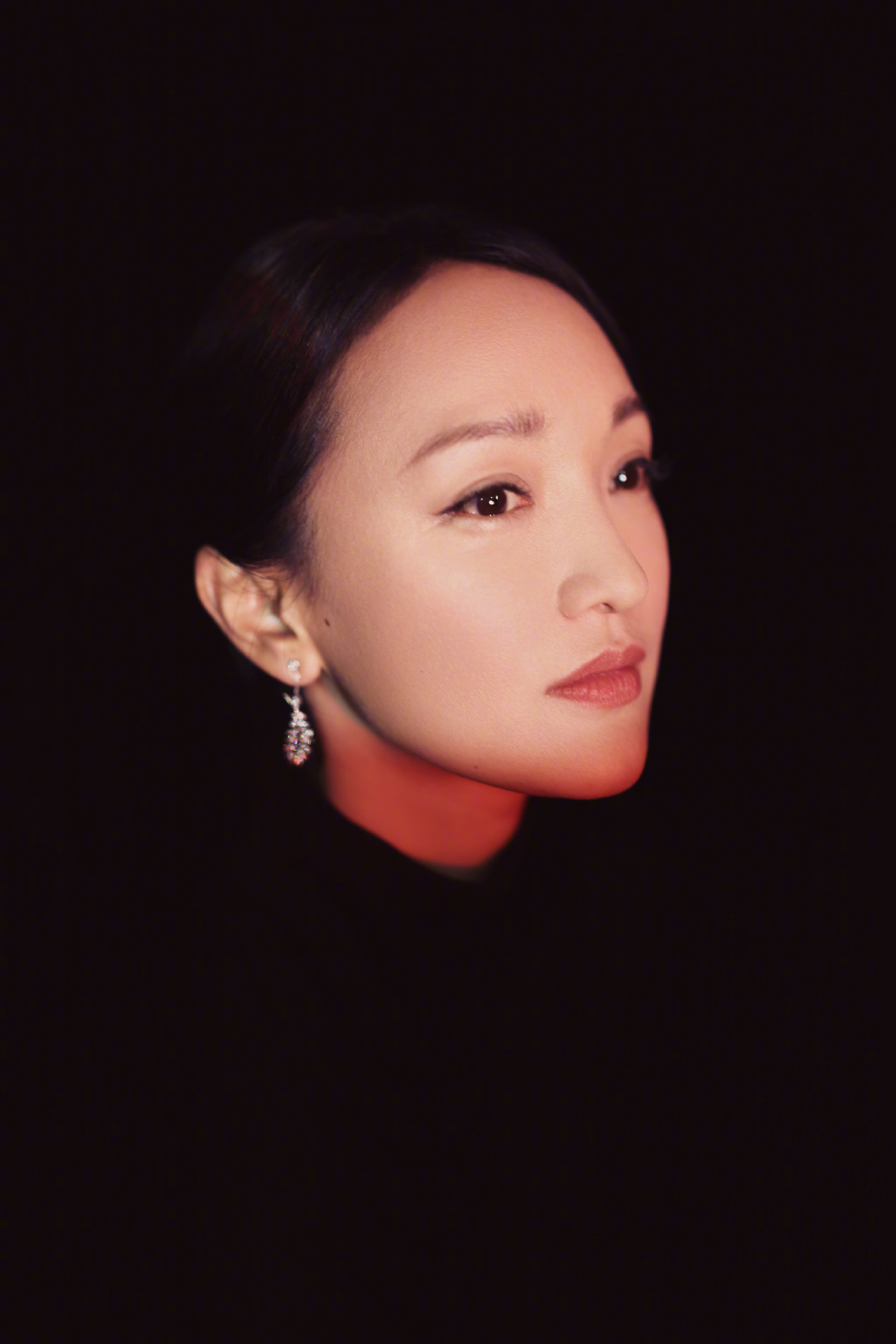 周迅声音一直这么粗吗？周迅年轻时的声音也