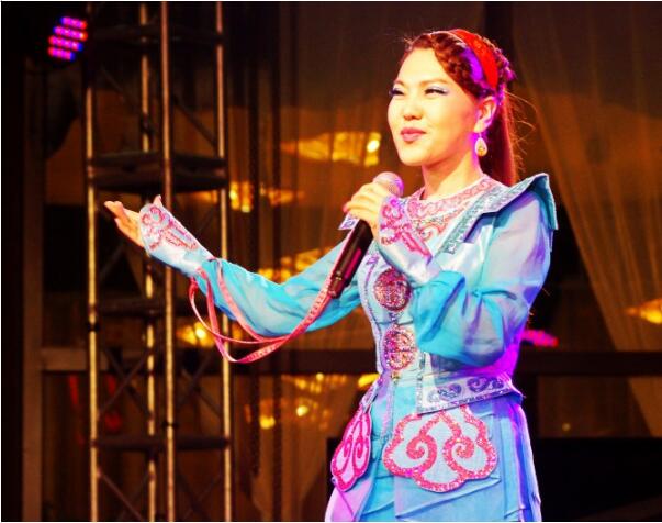 乌兰图雅的眼睛好丑怎么回事(乌兰图雅是近视眼吗?) 乌兰图雅的眼睛好丑怎么回事(乌兰图雅是近视眼吗?)