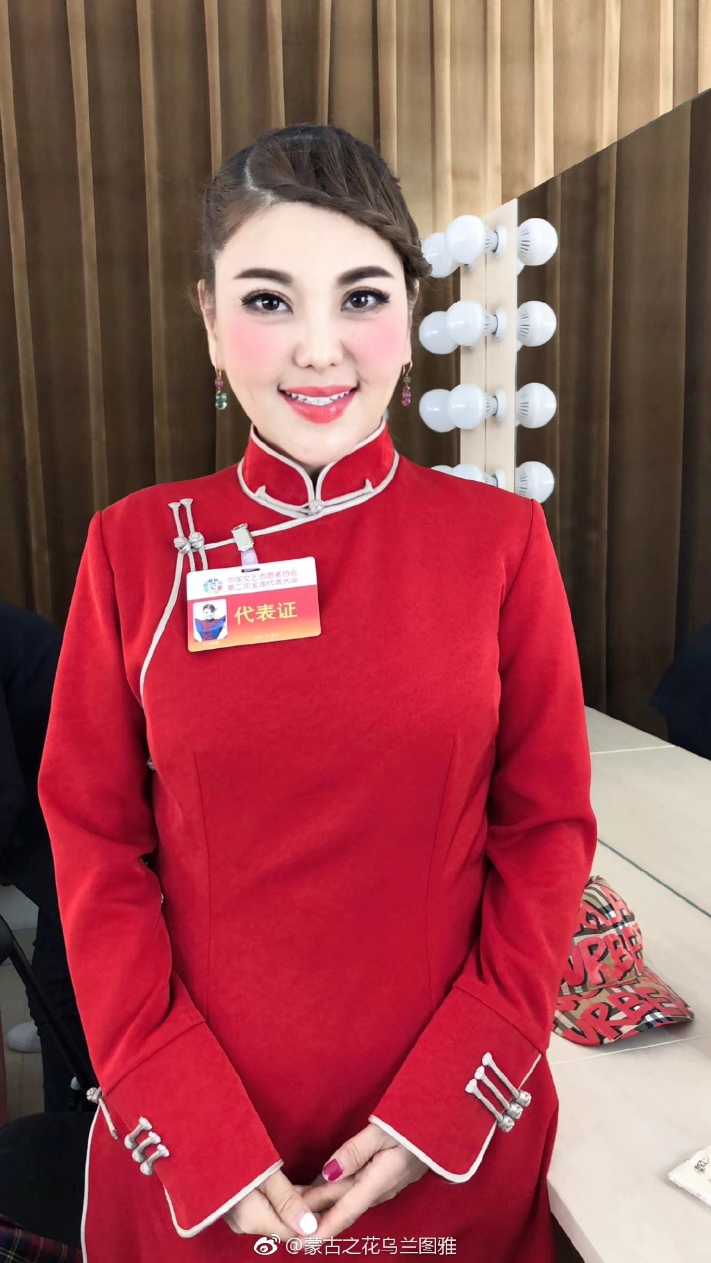 乌兰图雅的眼睛好丑怎么回事(乌兰图雅是近视眼吗?) 乌兰图雅的眼睛好丑怎么回事(乌兰图雅是近视眼吗?)