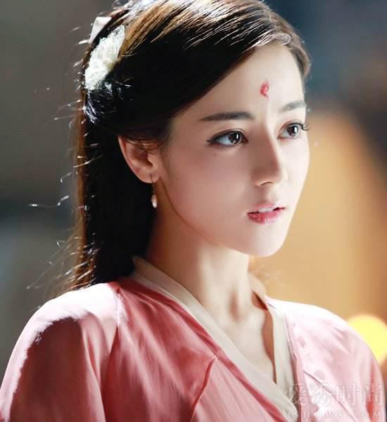 迪丽热巴开眼角前后对比照(热巴双眼皮照片)