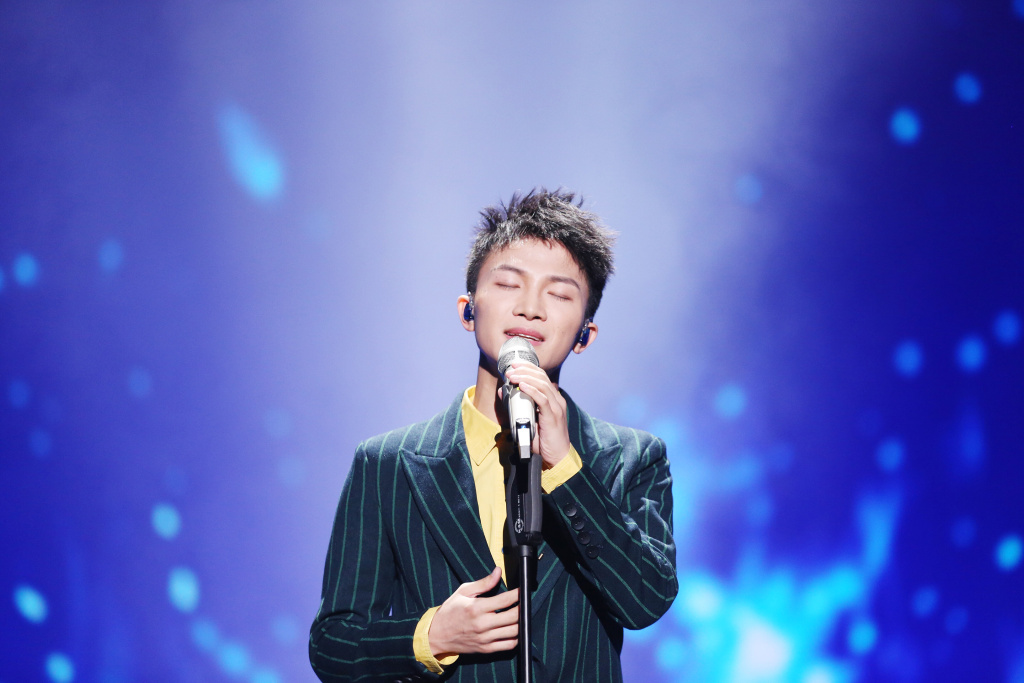 周深唱歌为什么是女声？周深平时说话是男生