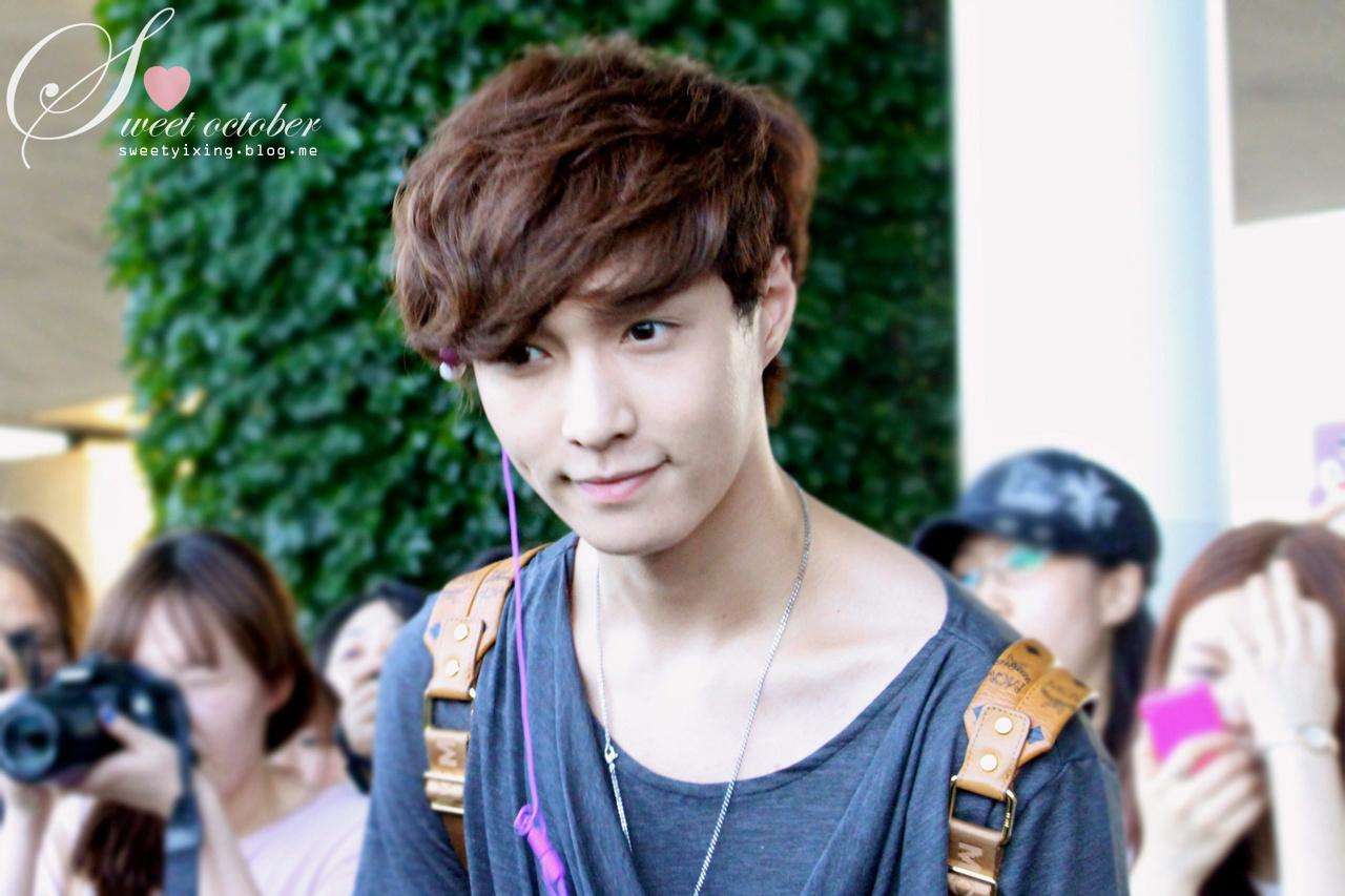 张艺兴整容前真吓人照片(张艺兴丑照片)