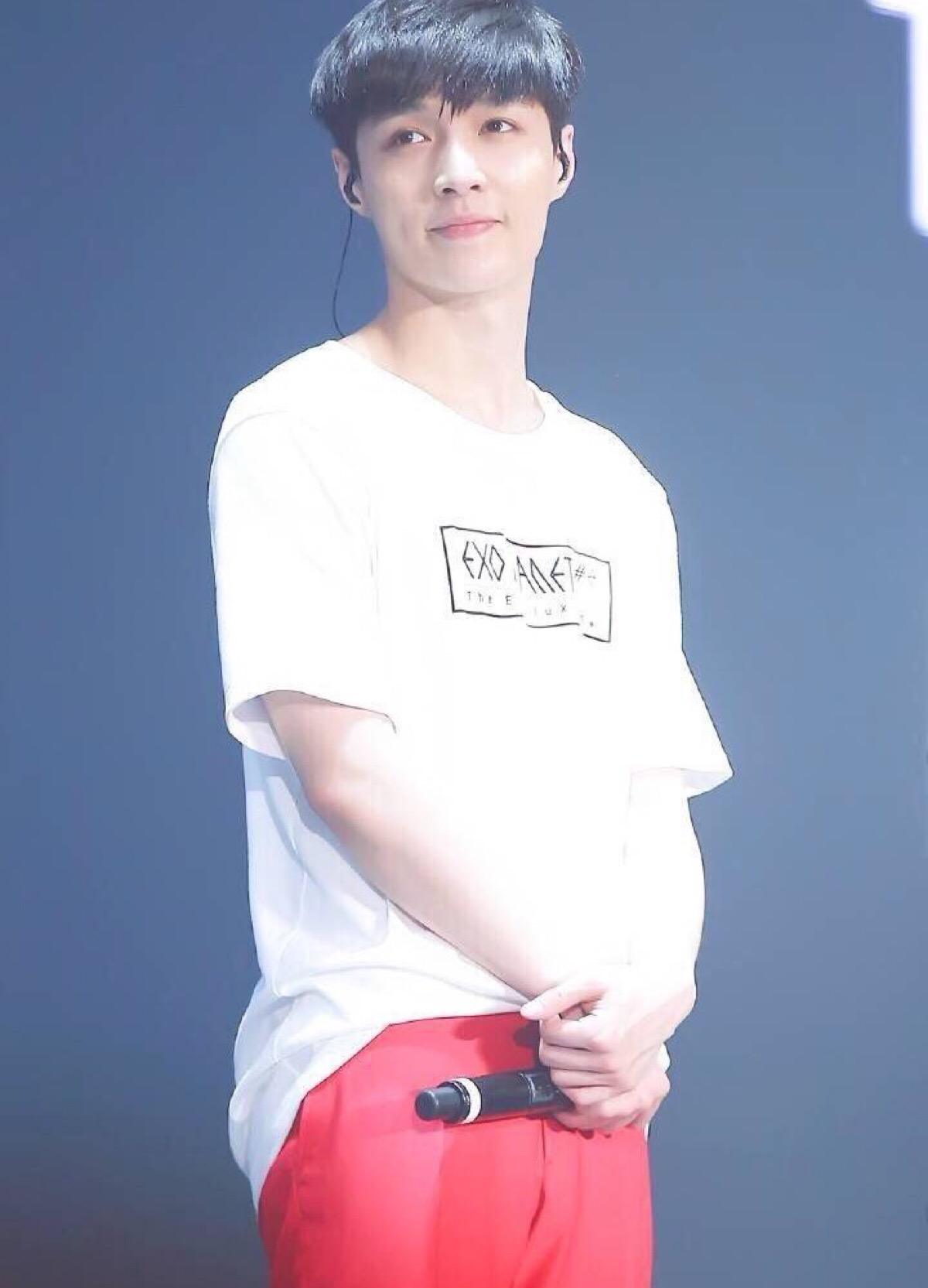 张艺兴整容前真吓人照片(张艺兴丑照片)