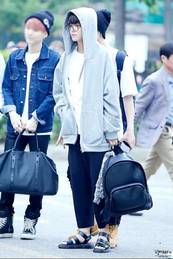 金泰亨是同性恋吗？金泰亨为什么总穿阔腿裤