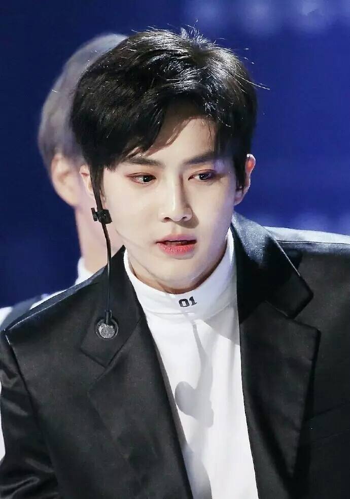 金智秀jisoo家境很有钱吗有多高(金智秀jisoo几几年出生)