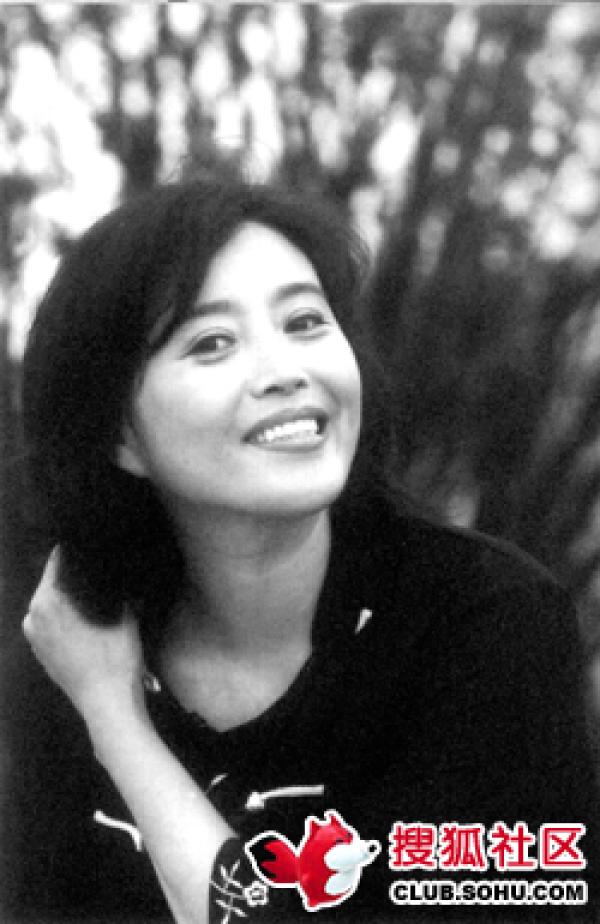 丁嘉丽年轻时候的照片(丁嘉丽照片个人资料年轻)