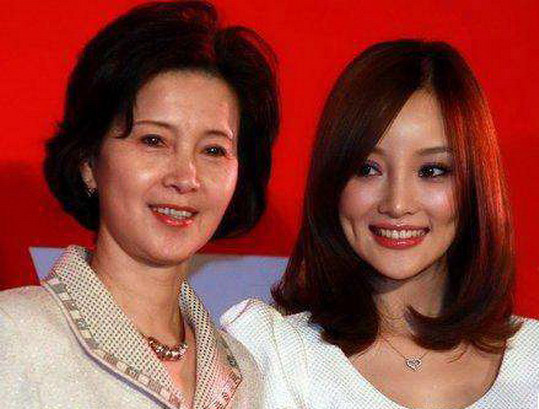 李小璐妈妈张伟欣有几个孩子？张伟欣是美国