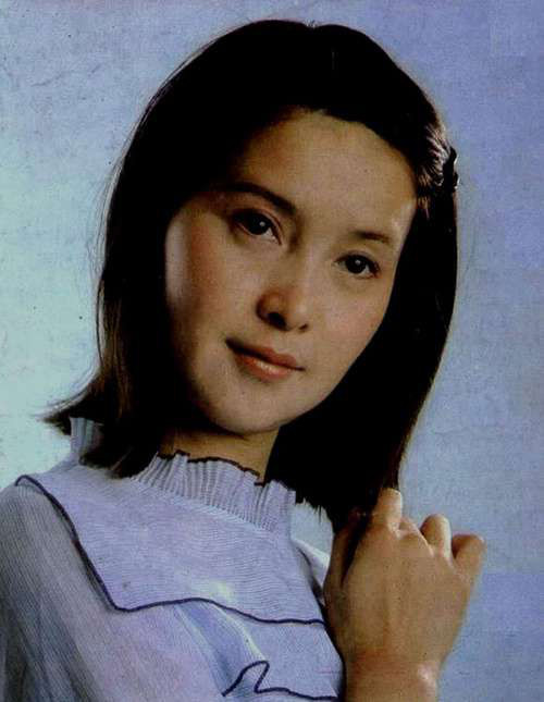 李小璐妈妈张伟欣有几个孩子？张伟欣是美国