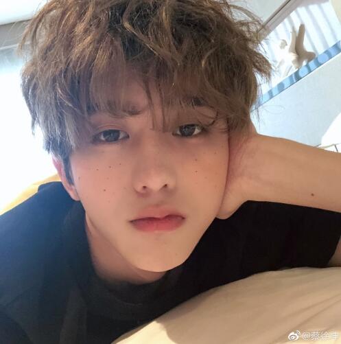 蔡徐坤林彦俊洗手梗是怎么回事 林彦俊搬家