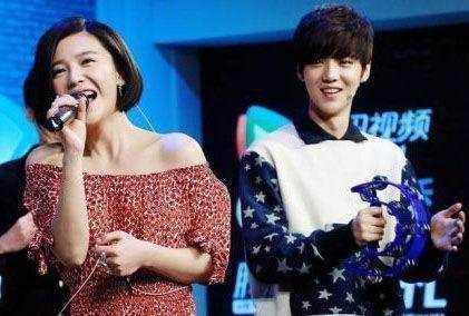 鹿晗的亲生哥哥叫什么名字?鹿晗的妈妈长什 鹿晗的亲生哥哥叫什么名字?鹿晗的妈妈长什