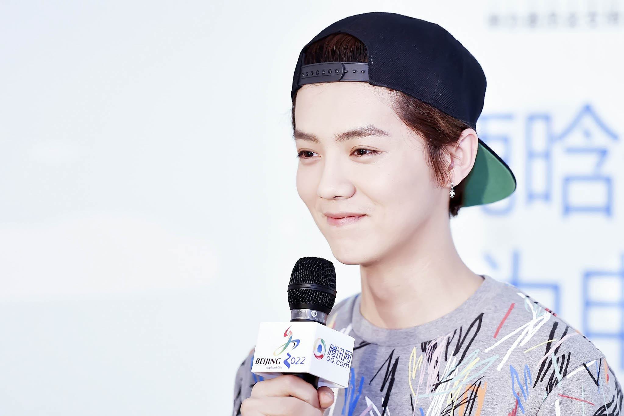 鹿晗的亲生哥哥叫什么名字?鹿晗的妈妈长什 鹿晗的亲生哥哥叫什么名字?鹿晗的妈妈长什