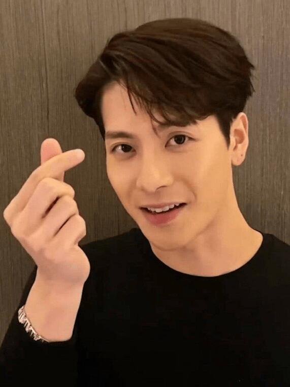 王嘉尔宋雨琦疑似恋爱是真的吗？两个人奔跑(宋雨琦看王嘉尔的眼神)