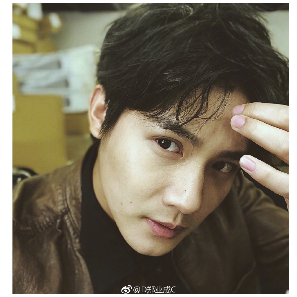 郑业成安悦溪在一起了?郑业成双眼皮是割的 郑业成安悦溪在一起了?郑业成双眼皮是割的