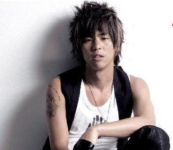 柯有伦纹身了他父亲柯受良的图案 柯有伦纹身了他父亲柯受良的图案