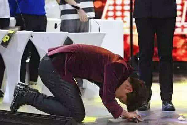 汪涵给了小五多少钱(小五跪拜汪涵)