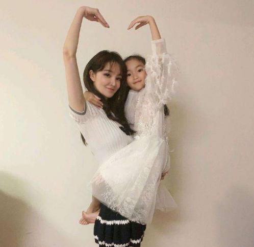 刘雨欣为什么改名叫刘玥霏(刘雨欣是什么)