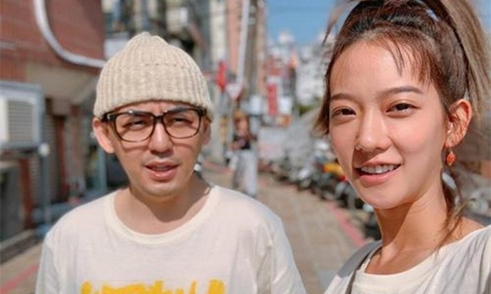 黄子佼孟耿如结婚晒照表情超搞笑(黄子佼孟耿如结婚了吗)