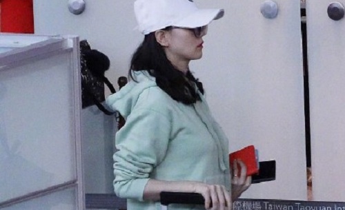 刘诗诗产后首现身身材引热议(刘诗诗产后瘦身)