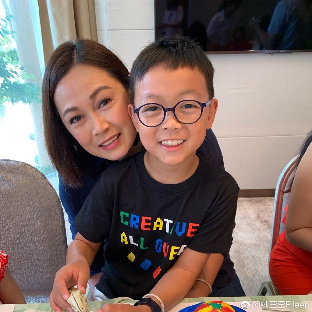 姚莹莹年轻时和现在的照片对比图