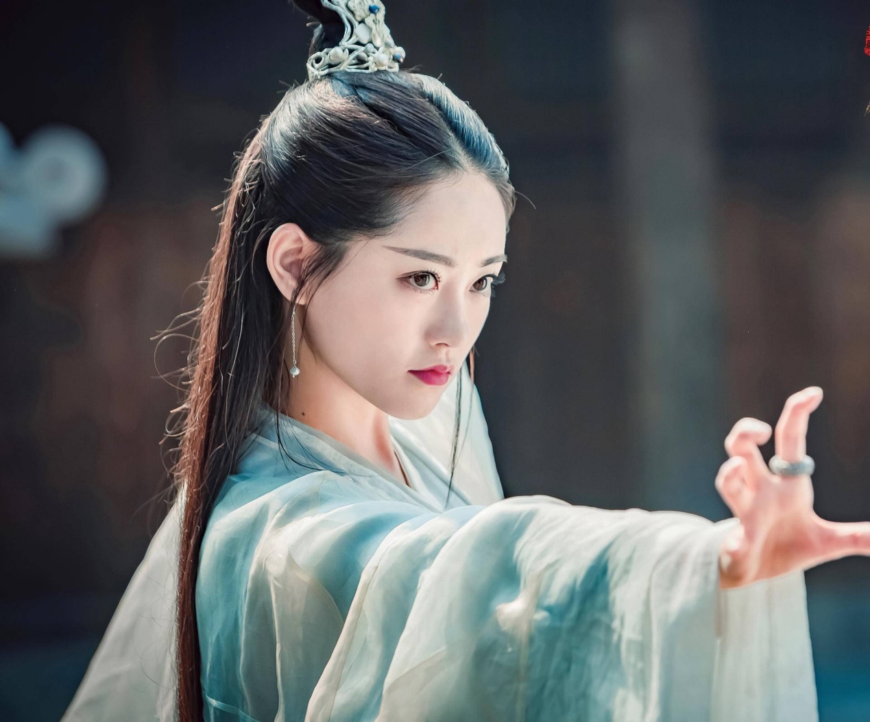 陈钰琪和祝绪丹相比谁更美(陈钰琪身材没有祝绪丹身材好)