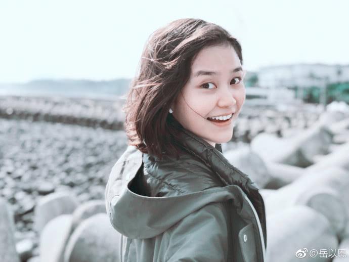 岳以恩为什么总要用配音(岳以恩是谁的孩子)