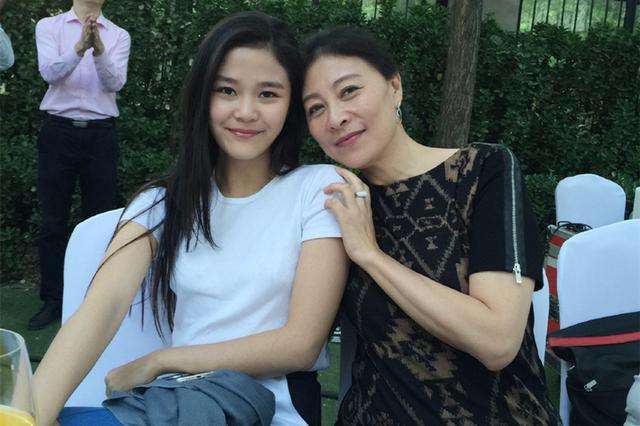 岳以恩为什么总要用配音(岳以恩是谁的孩子)