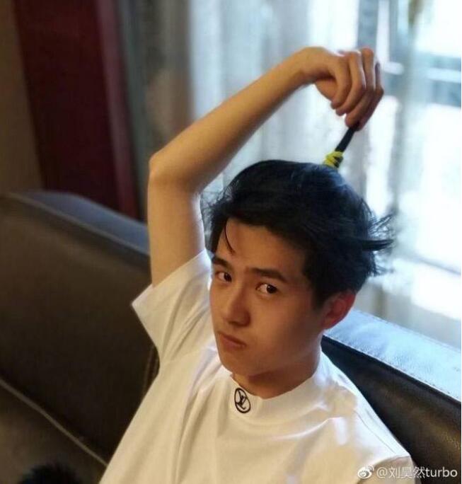 刘昊然为什么叫六块钱、小皮筋、好燃、柴犬