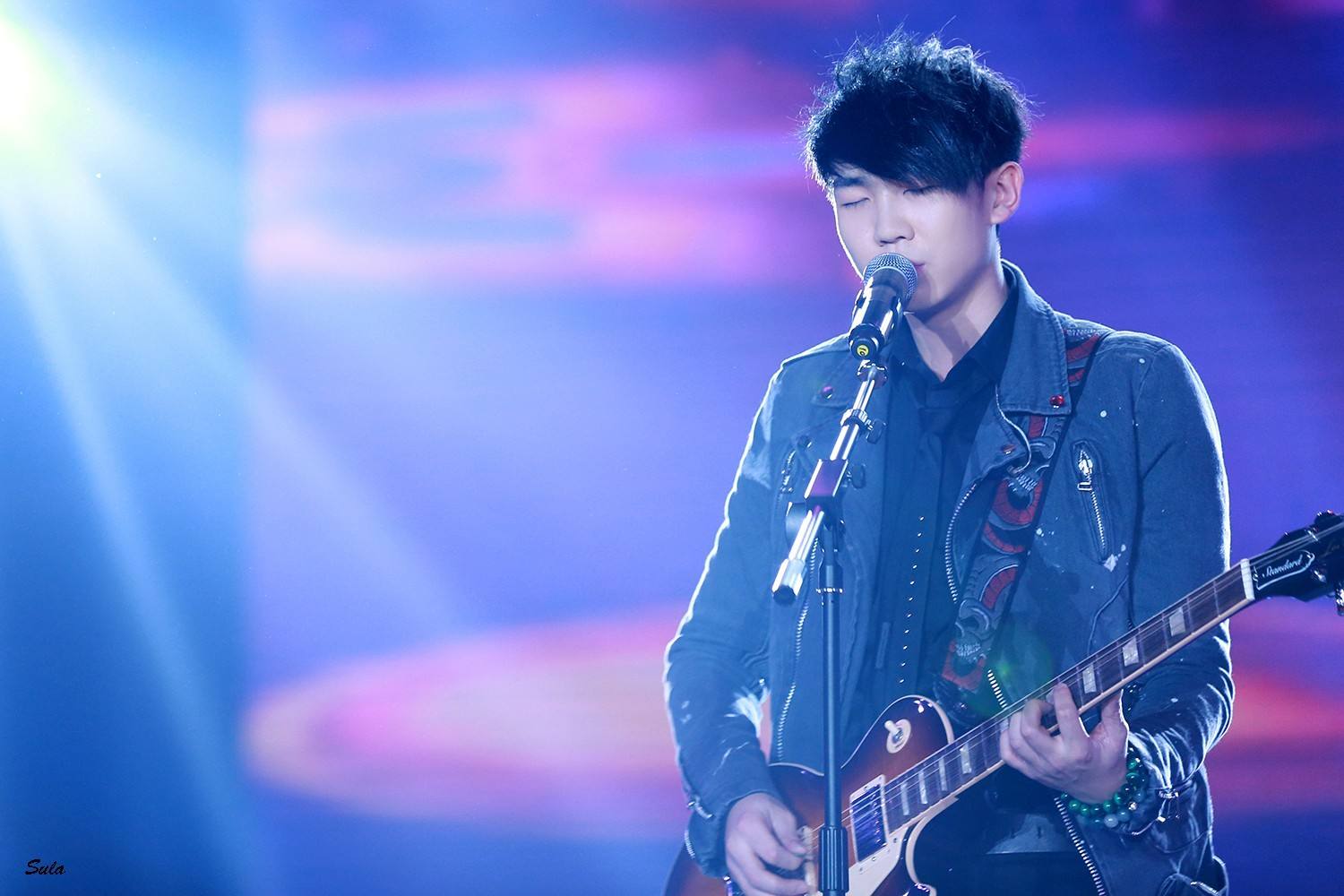 白举纲砸谢霆锋事件原因(白举纲扔耳机给谢霆锋)