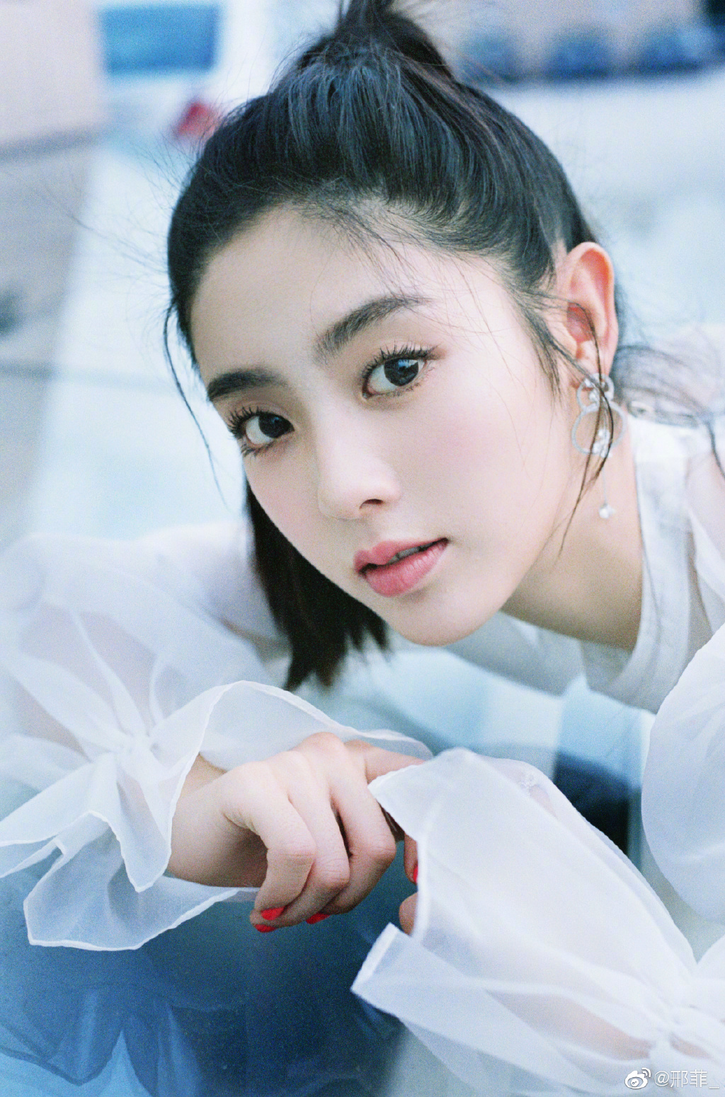 邢菲和杨紫非常像的对比照(王一菲比杨紫好看)