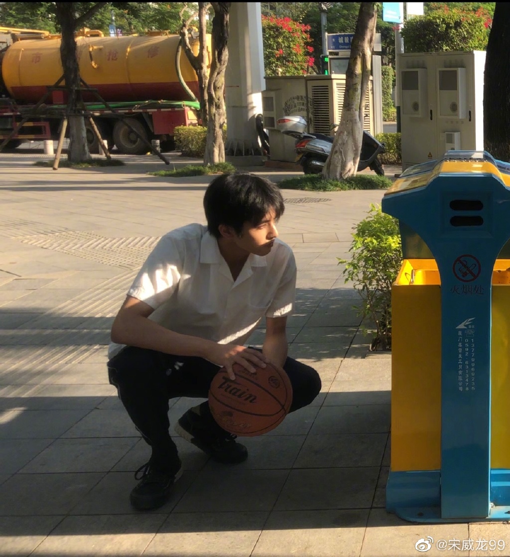 宋威龙为什么叫年下男(宋威龙今年多大了)