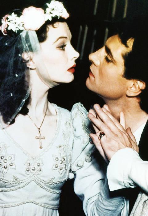 费雯丽与赫本谁更美哪个好看(赫本,费雯丽,泰勒谁更美)