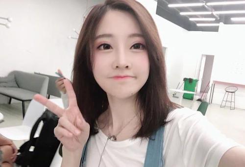 综艺节目摸冯提莫腿的男人是谁(摸冯提莫的男嘉宾是谁)