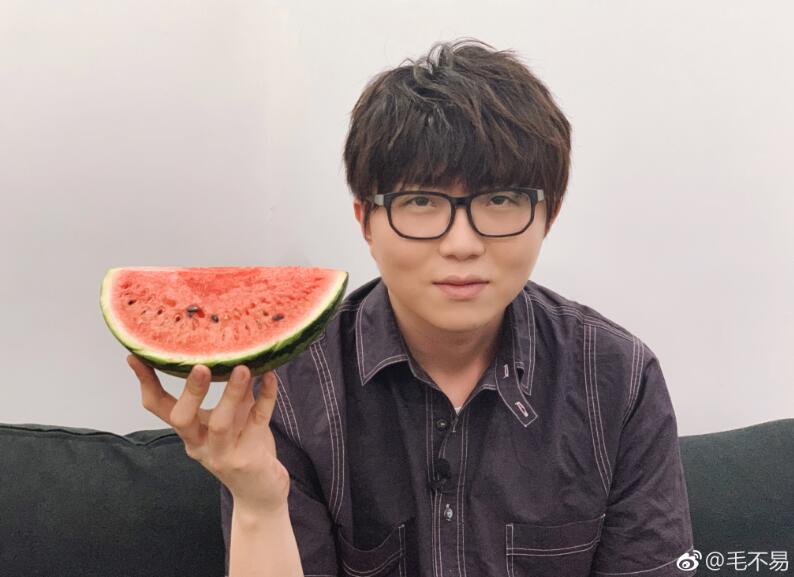 毛不易廖俊涛机场舌吻真的假的