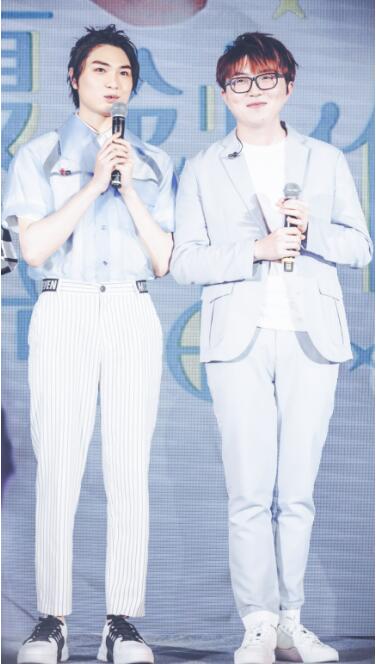 毛不易廖俊涛机场舌吻真的假的