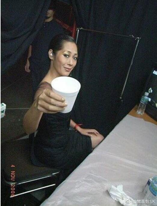 关淑怡露宿街头图片真的假的