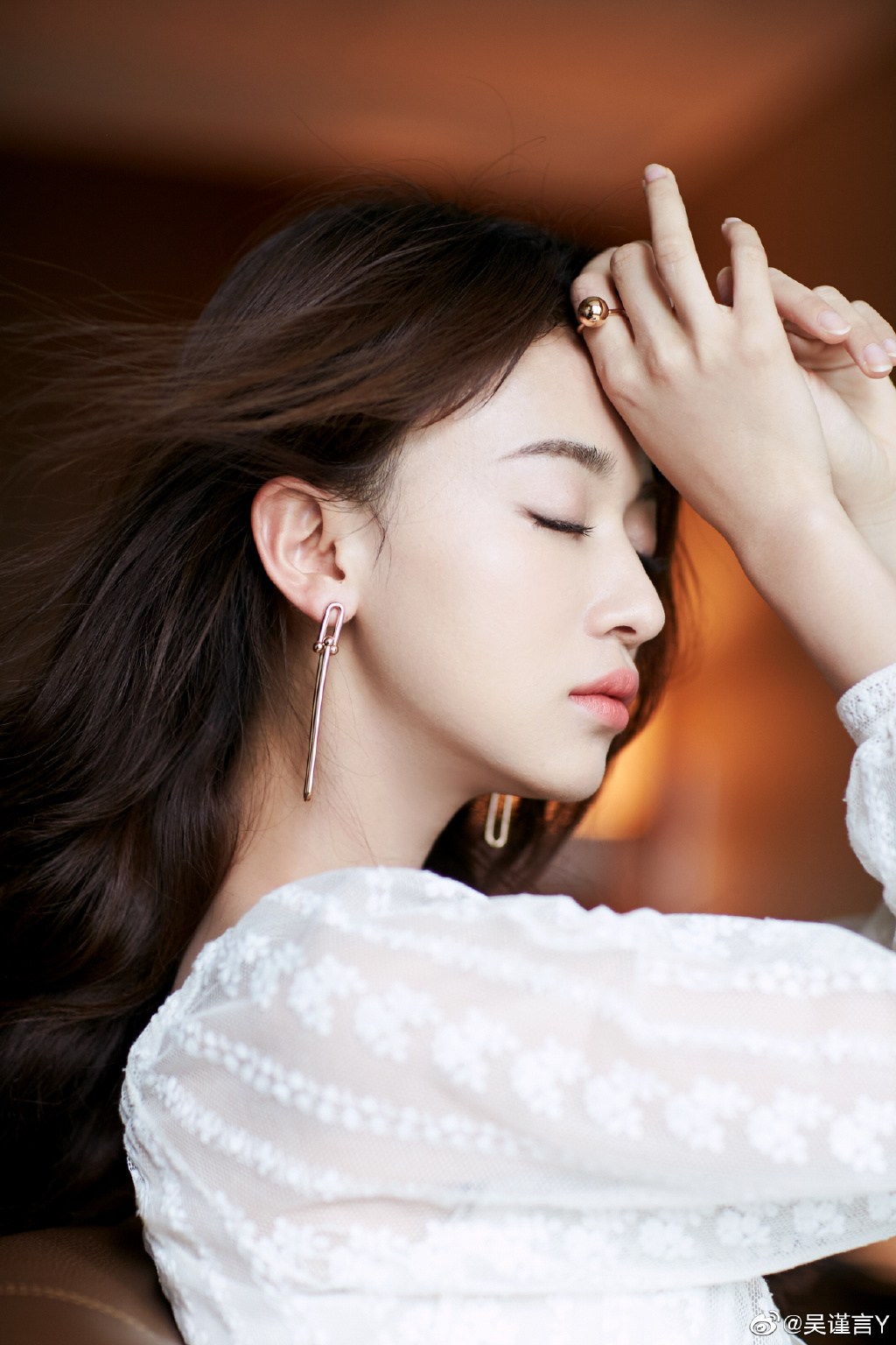 吴谨言为什么叫眉毛小姐、卫龙女孩