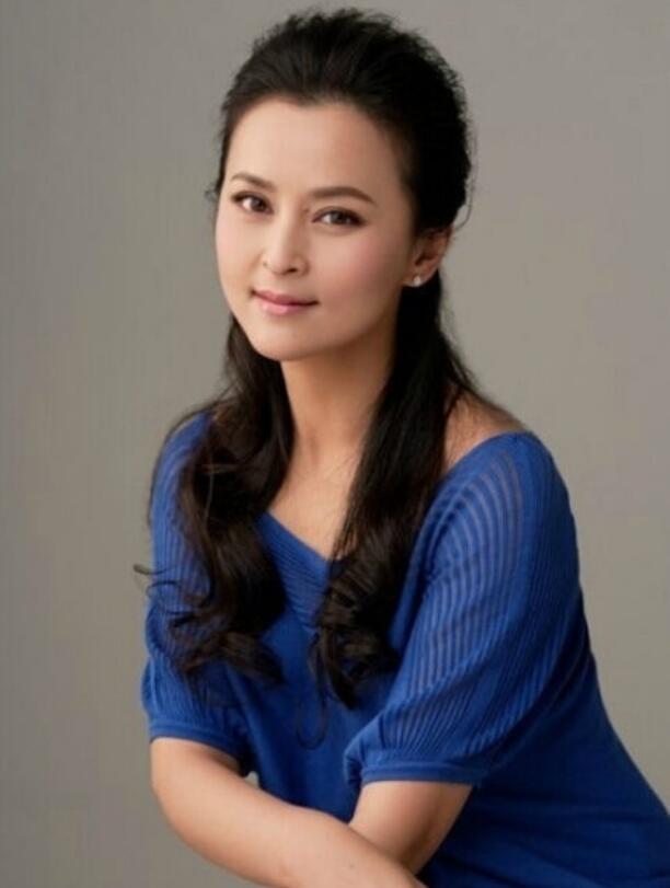 何音年轻时真漂亮照片(何老师年轻时的照片)