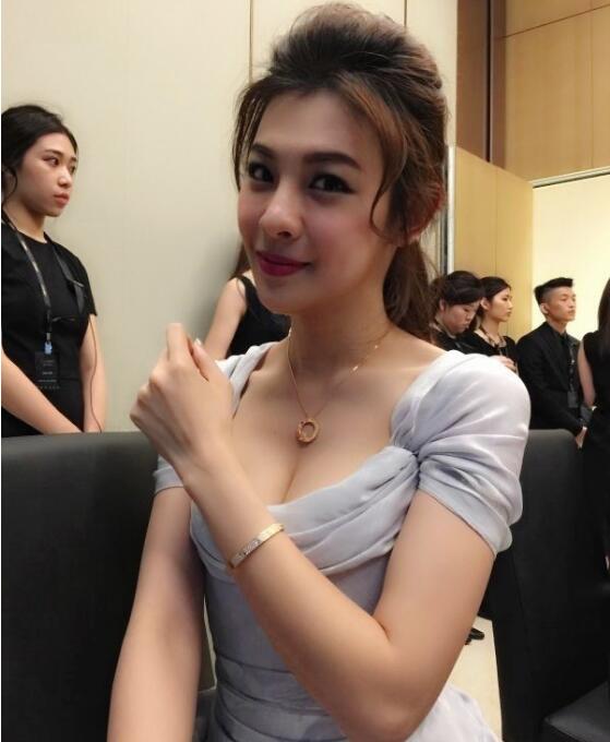 林若亚抹胸装扮照片