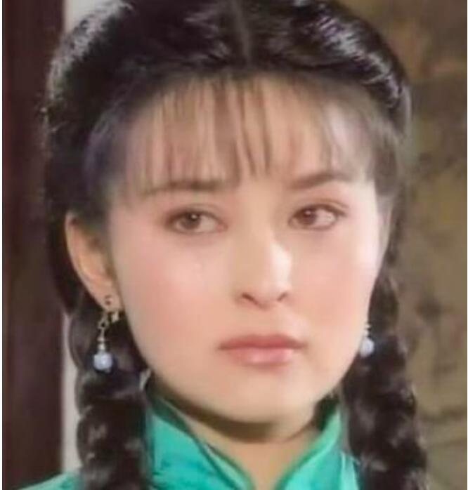 何音年轻时真漂亮照片(何老师年轻时的照片)