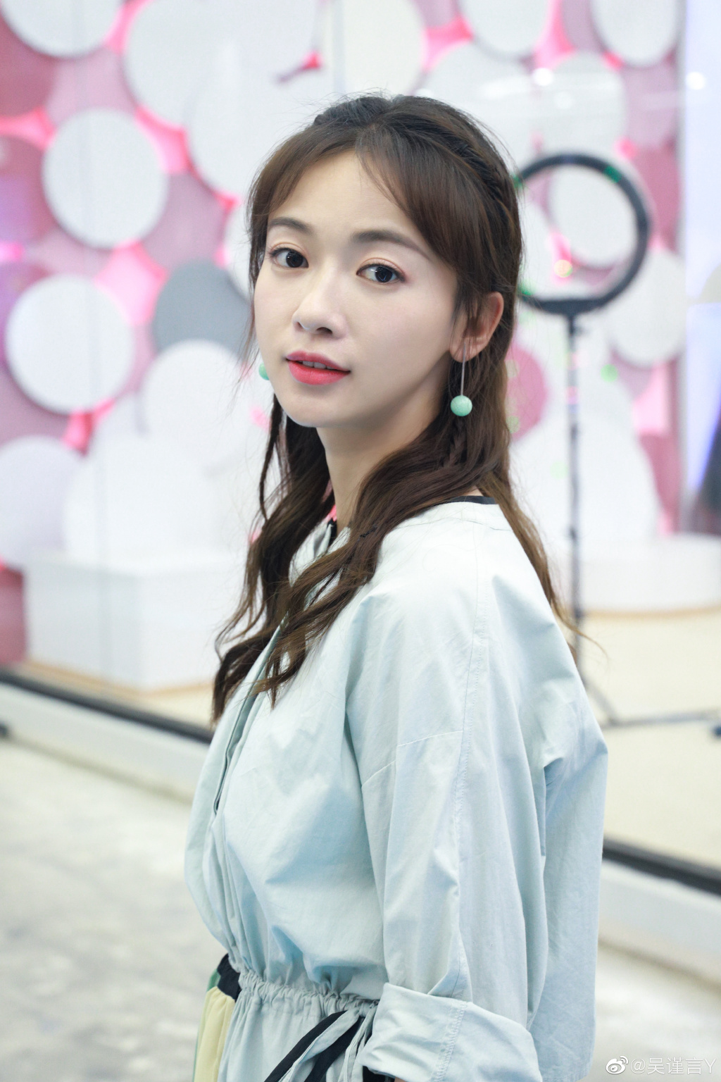 吴谨言为什么叫眉毛小姐、卫龙女孩