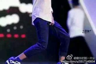 为什么王俊凯总摸裤裆?为什么王俊凯总是穿 为什么王俊凯总摸裤裆?为什么王俊凯总是穿