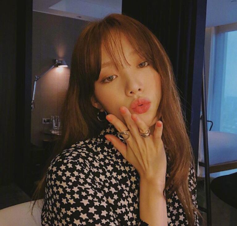 李圣经眼睛颜色是戴了美瞳还是天生的