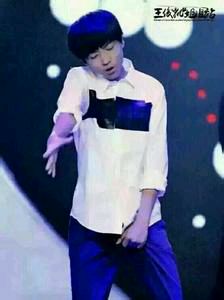 为什么王俊凯总摸裤裆?为什么王俊凯总是穿 为什么王俊凯总摸裤裆?为什么王俊凯总是穿