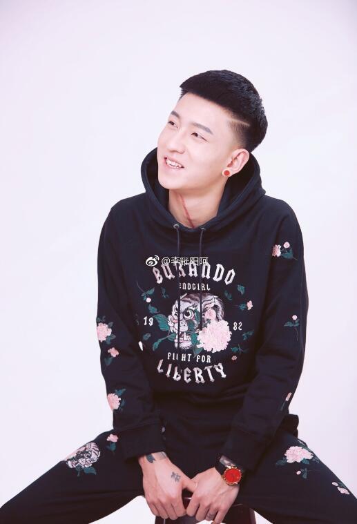 李耀阳脖子上一条红线纹身什么寓意 李耀阳脖子上一条红线纹身什么寓意