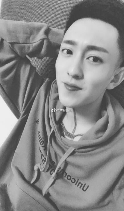 李耀阳脖子上一条红线纹身什么寓意 李耀阳脖子上一条红线纹身什么寓意