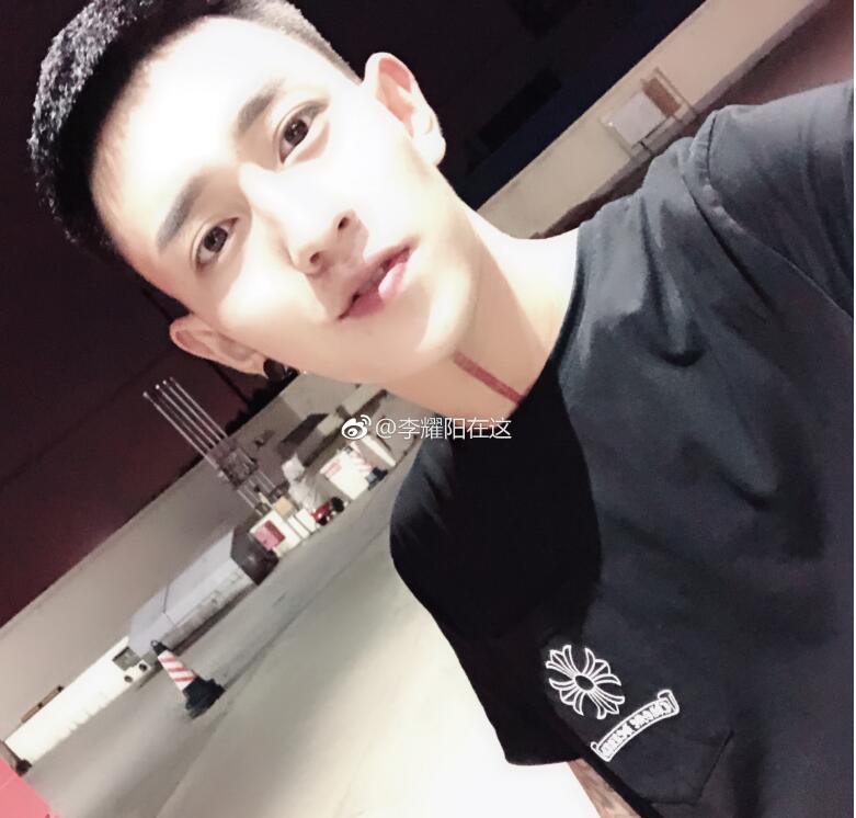 李耀阳脖子上一条红线纹身什么寓意