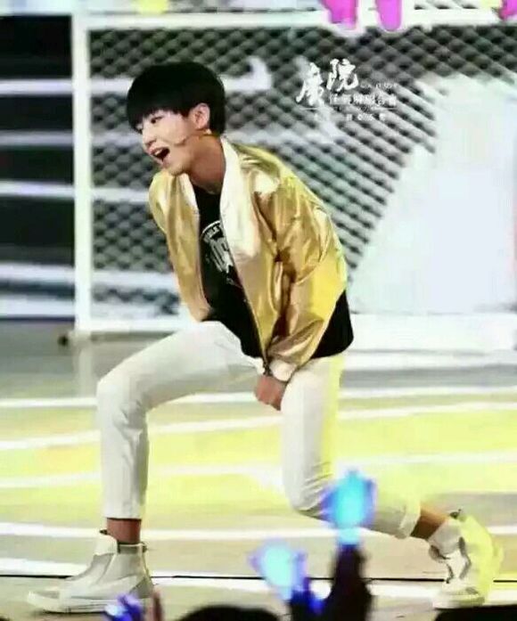 为什么王俊凯总摸裤裆？为什么王俊凯总是穿