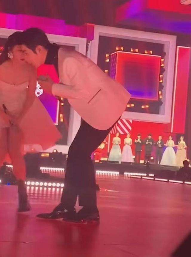 陈学冬谭松韵舞台上找戒指(陈学冬的戒指)